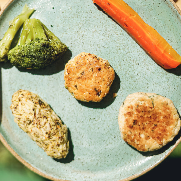 Hambúrguer de frango, hamburguer de grão de bico, bolinho de arroz com couve flor, brócolis e cenoura.