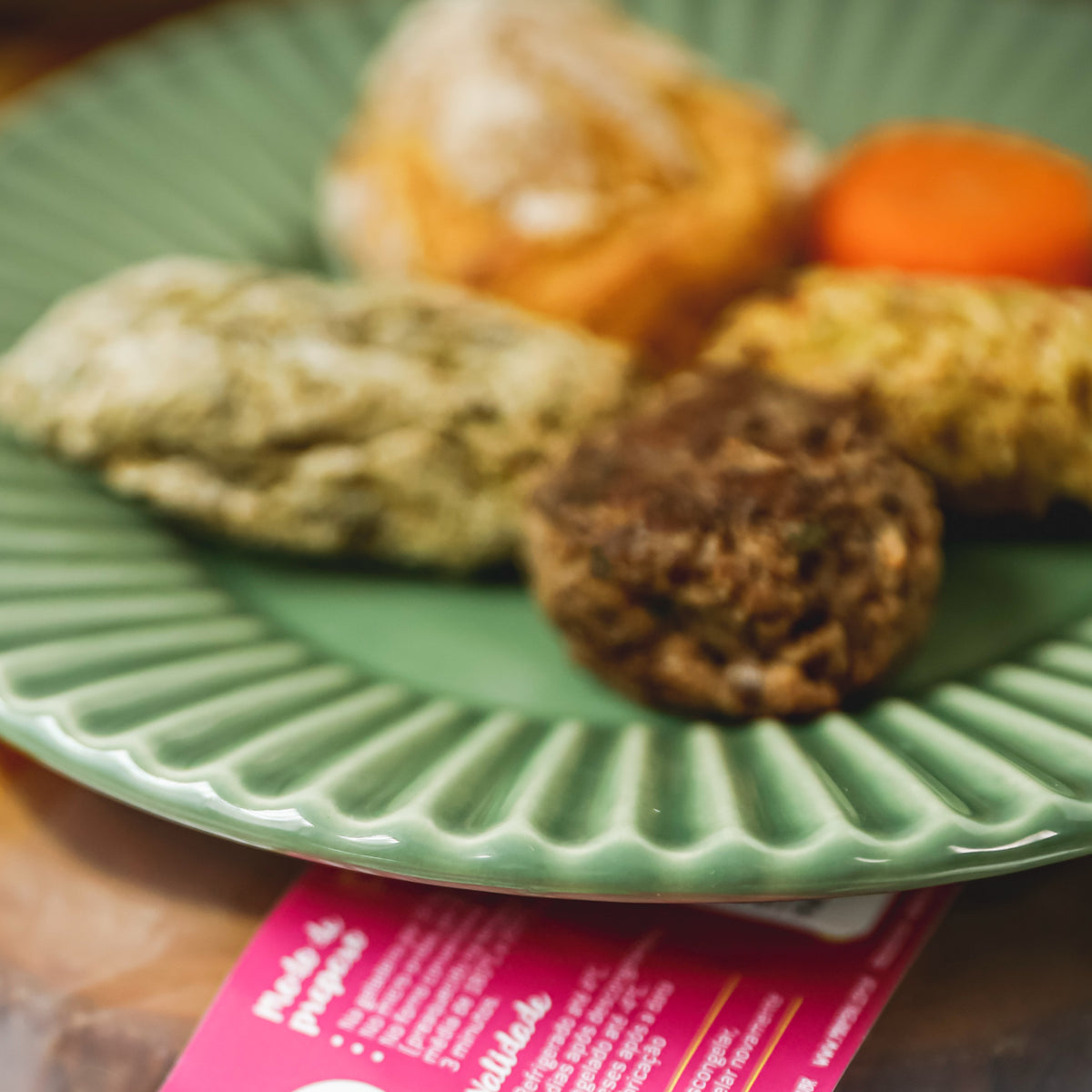 Hambúrguer de carne, bolinho de quinoa, bolinho de feijão, croquete verde e cenoura