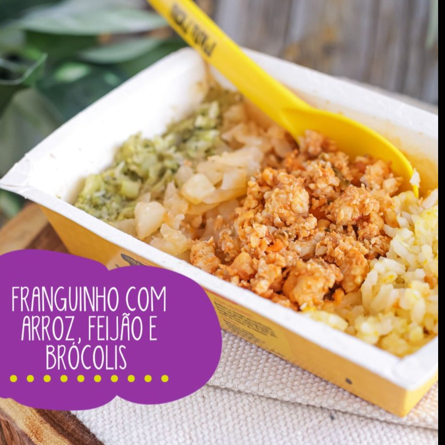 Frango moido, arroz, feijão, batata e brócolis